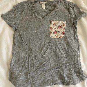 V-neck Gray relaxed t-shirt with floral print pocket